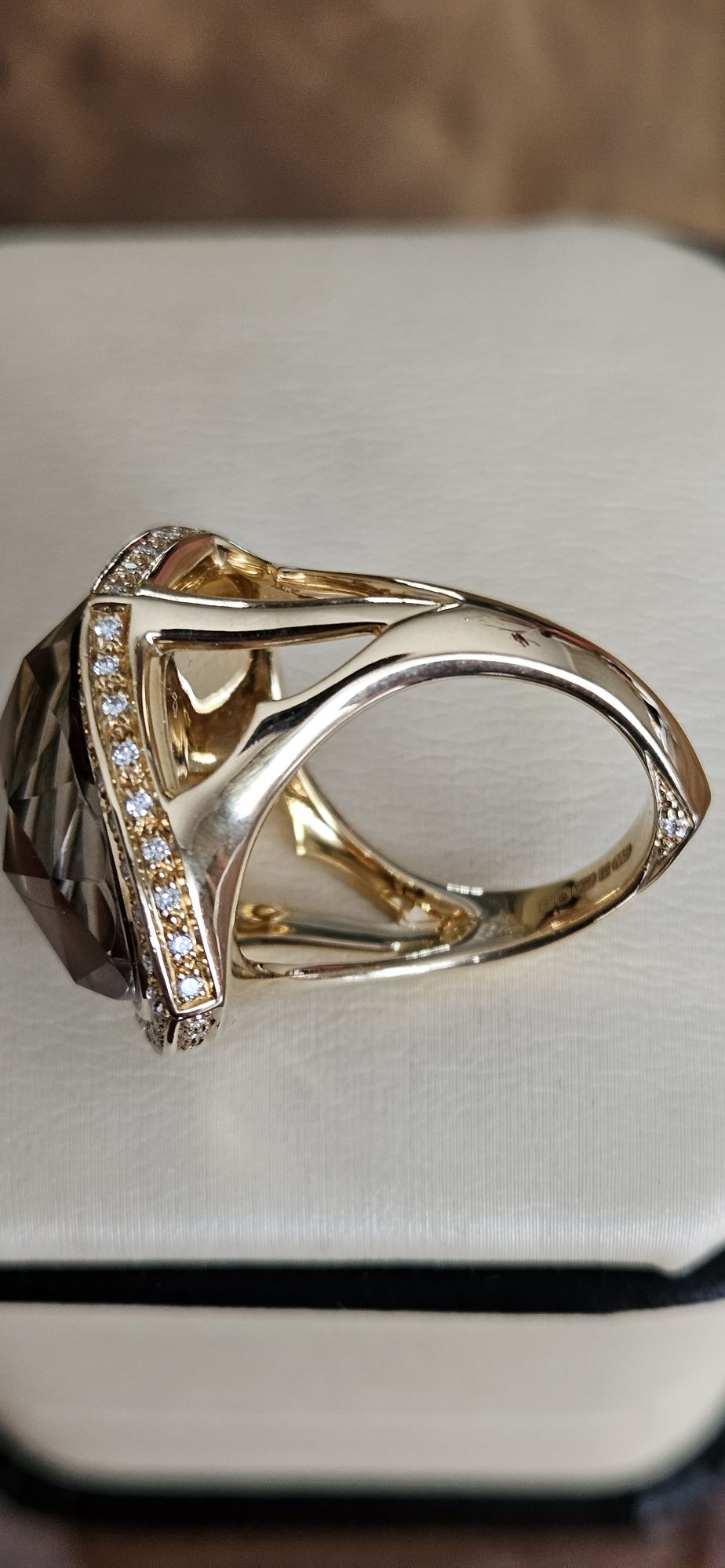 Бренд Stephen Webster . Золотое кольцо 750 пробы с бриллиантами.