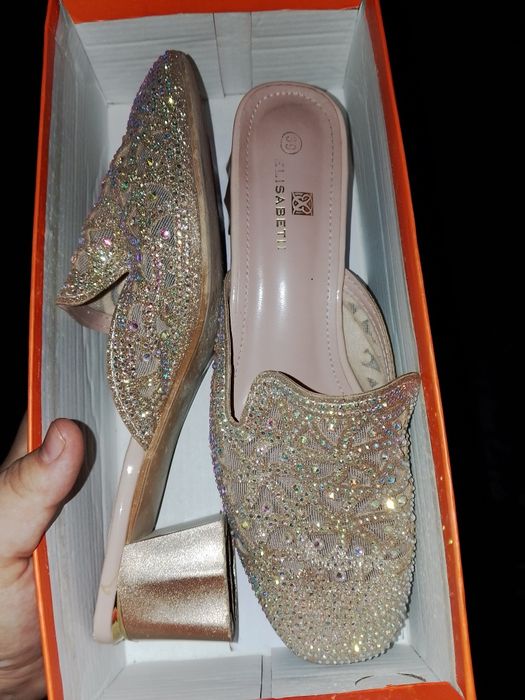 Toʻy libosi Ansambl 2 ta ansambili oyoq kiyimi bilan