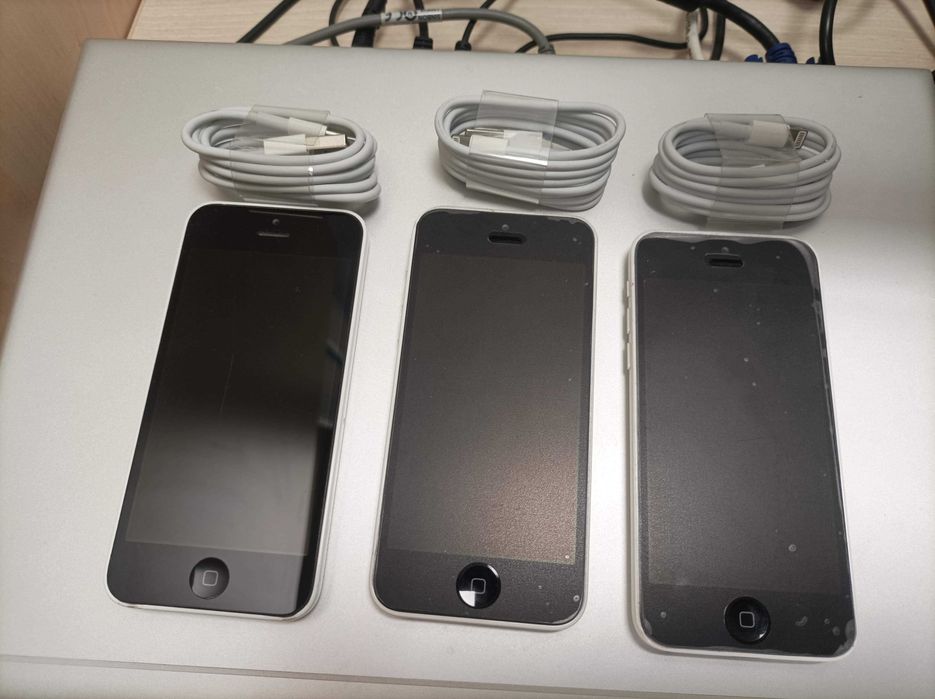 Продавам iPhone 5c