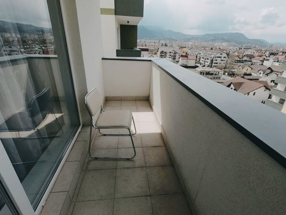 Închirieze apartament cu terasa și vedere la munte