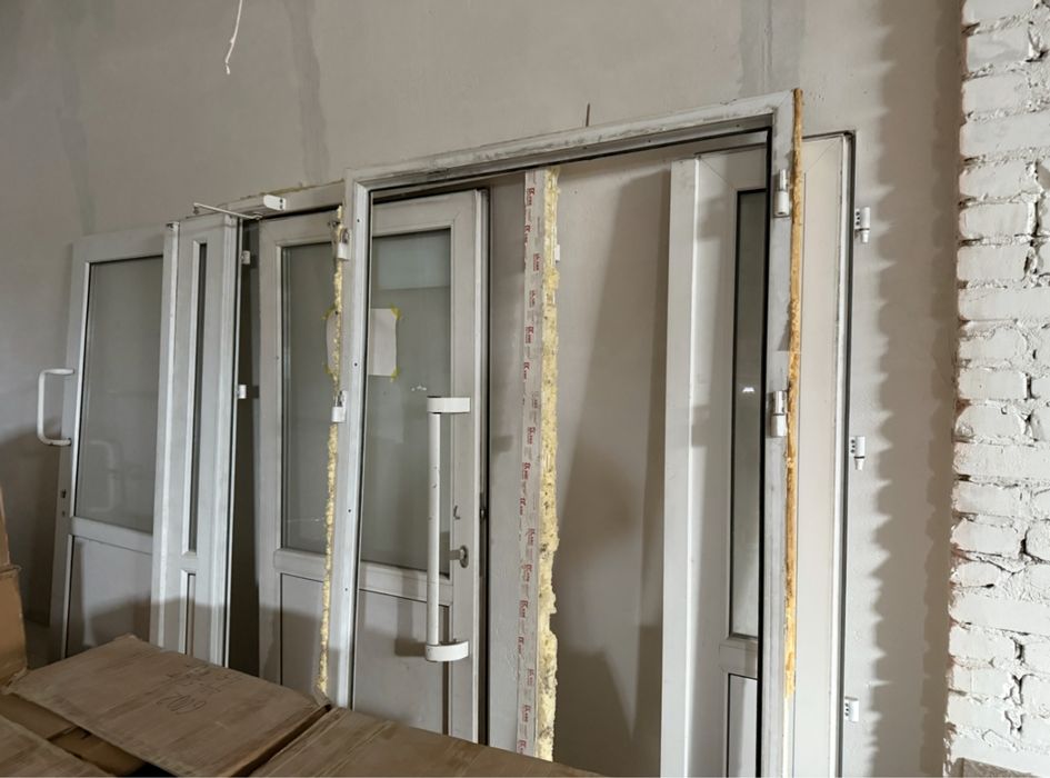 Пластиковые двери двустворчатые б/у