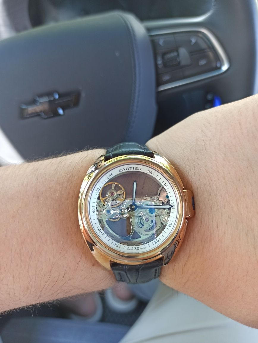 Cartier продается наручные часы оригиналние