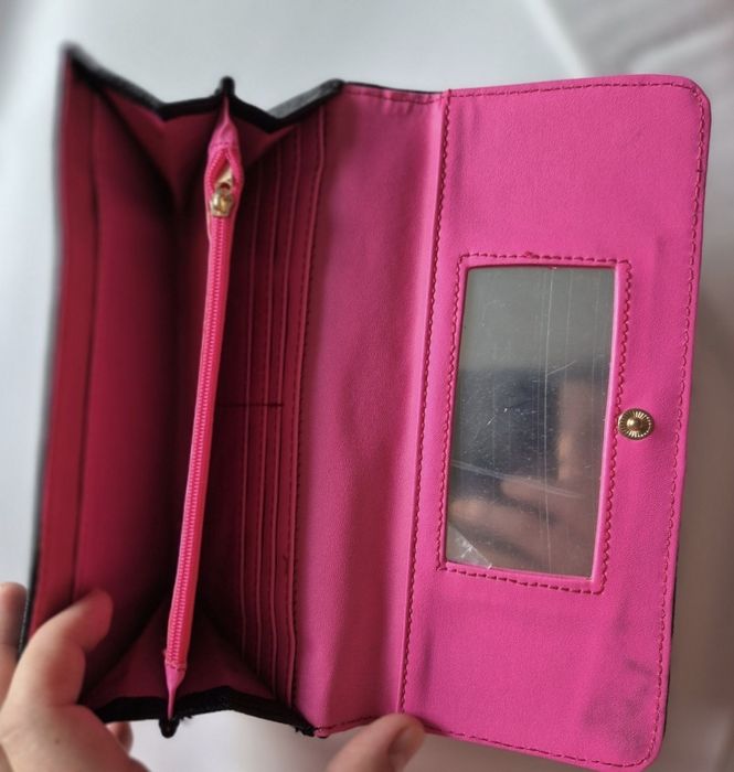 Portofel negru cu interior roz Avon