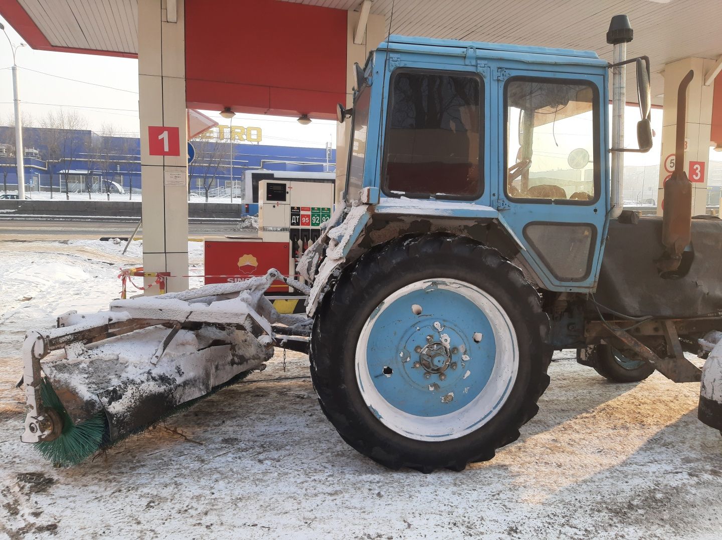 Трактор Беларус щеткой