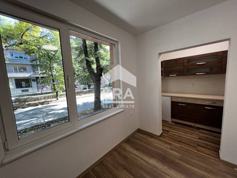 Завършен до ключ офис под наем, с три отделни стаи, кухненски бокс и т