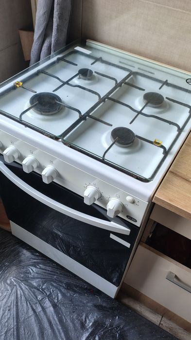 Aragaz zanussi cu grill si aprindere electrica