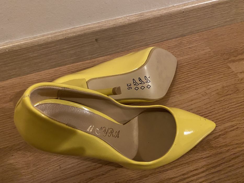 Pantofi noi, culoare galbena