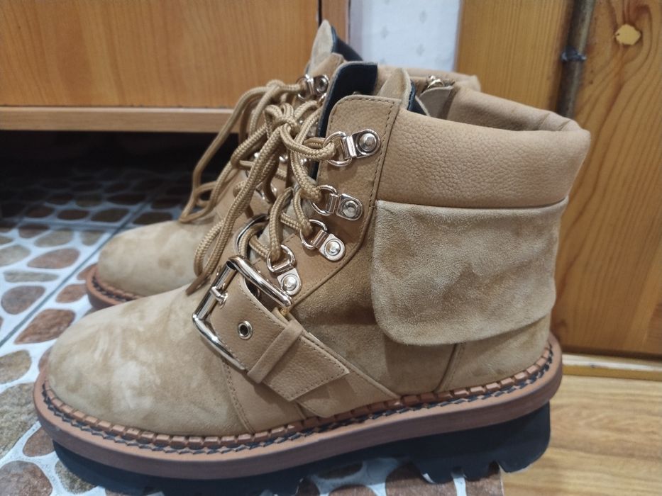 Продам женские ботинки