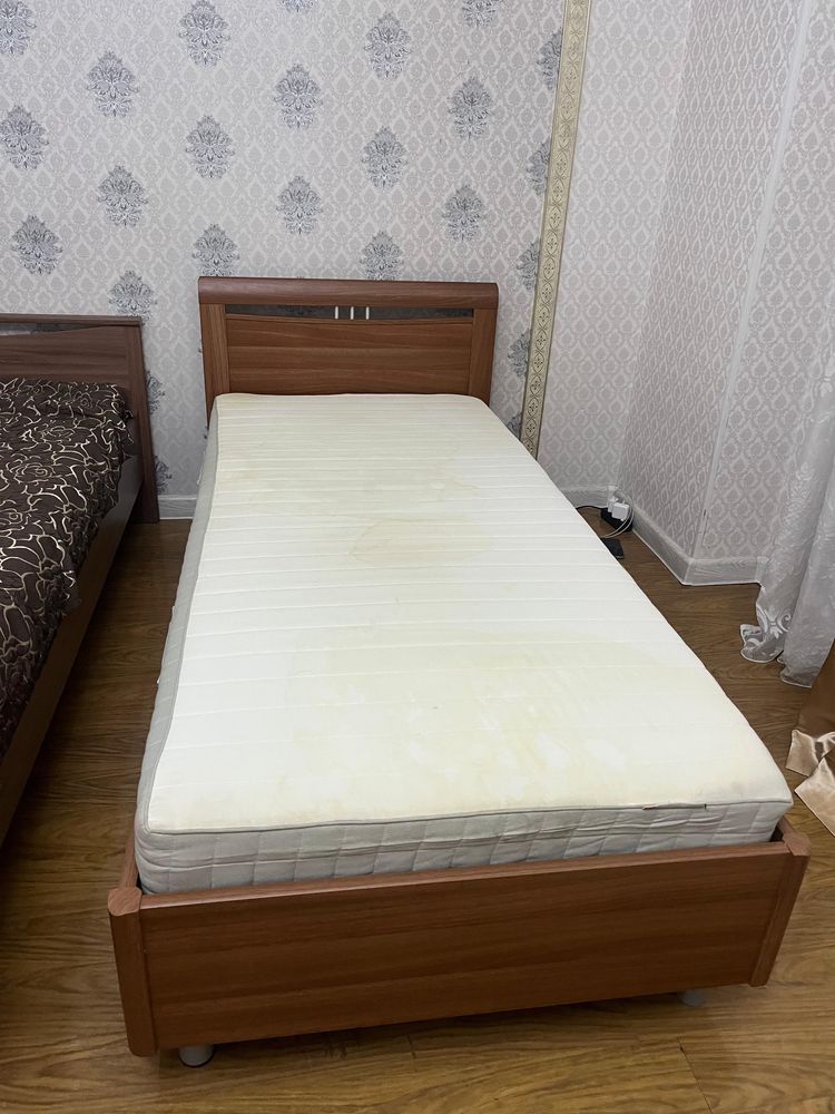 Кровати без сколов с матрасами