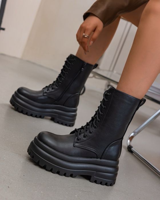 Боти на висока платформа в черно