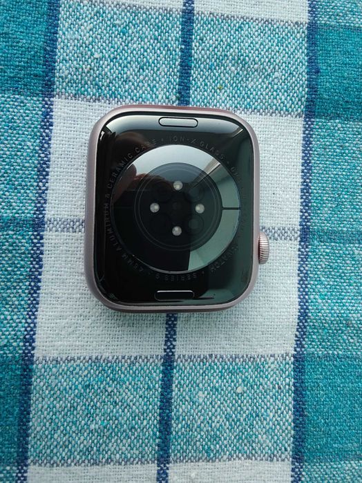 Изключително запазен Apple Watch Series 9 45мм Pink GPS с 95% батерия