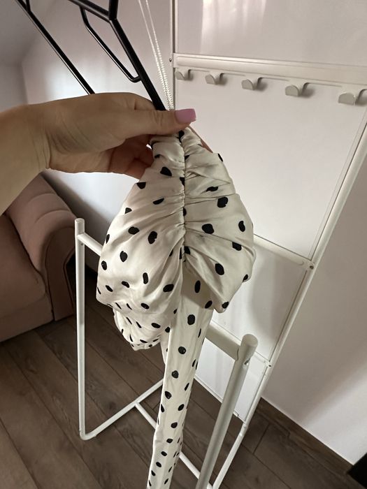 Top asimetric Zara cu buline – nou, elegant și modern