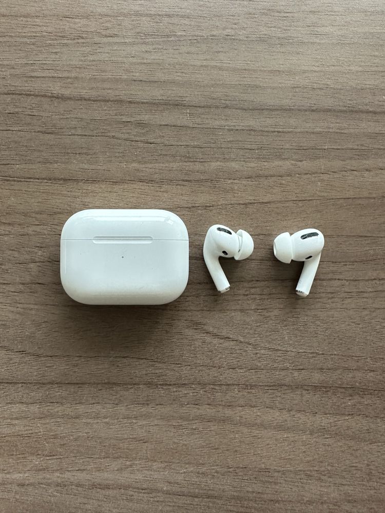 AirPods Pro с безжичен заряден калъф