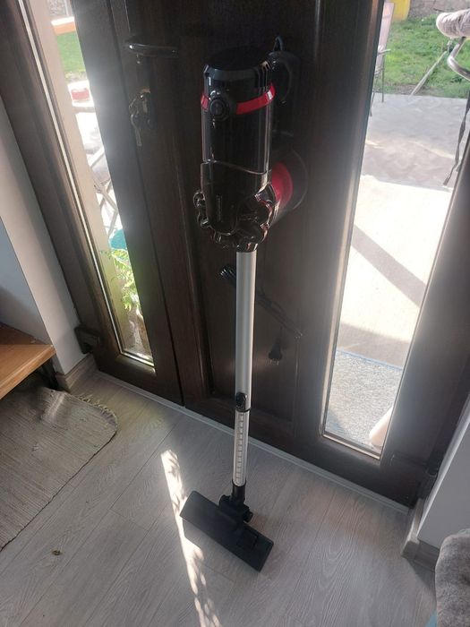 Aspirator vertical cu fir 1200w