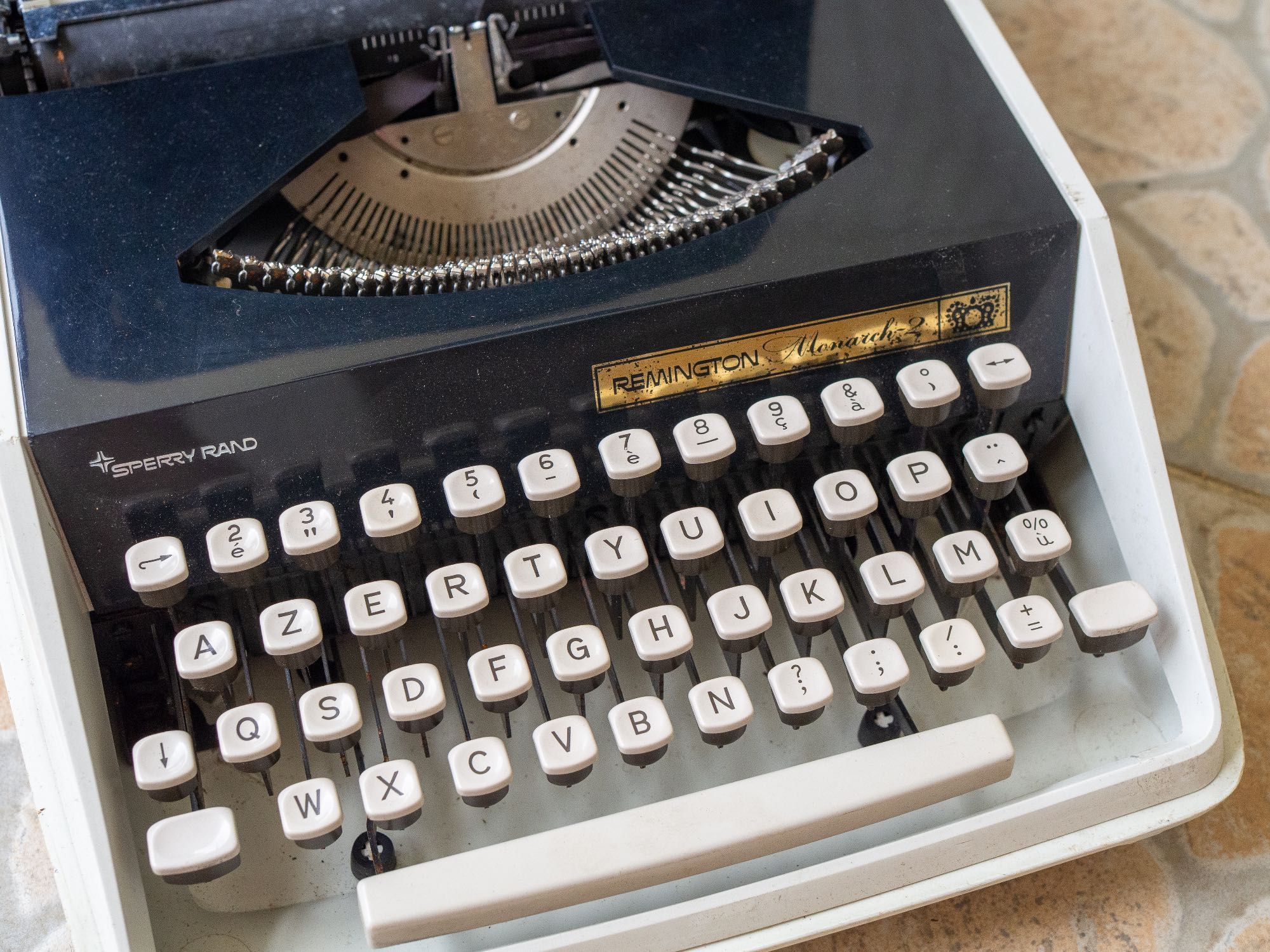 Mașină de scris Remington Monarch II, AZERTY