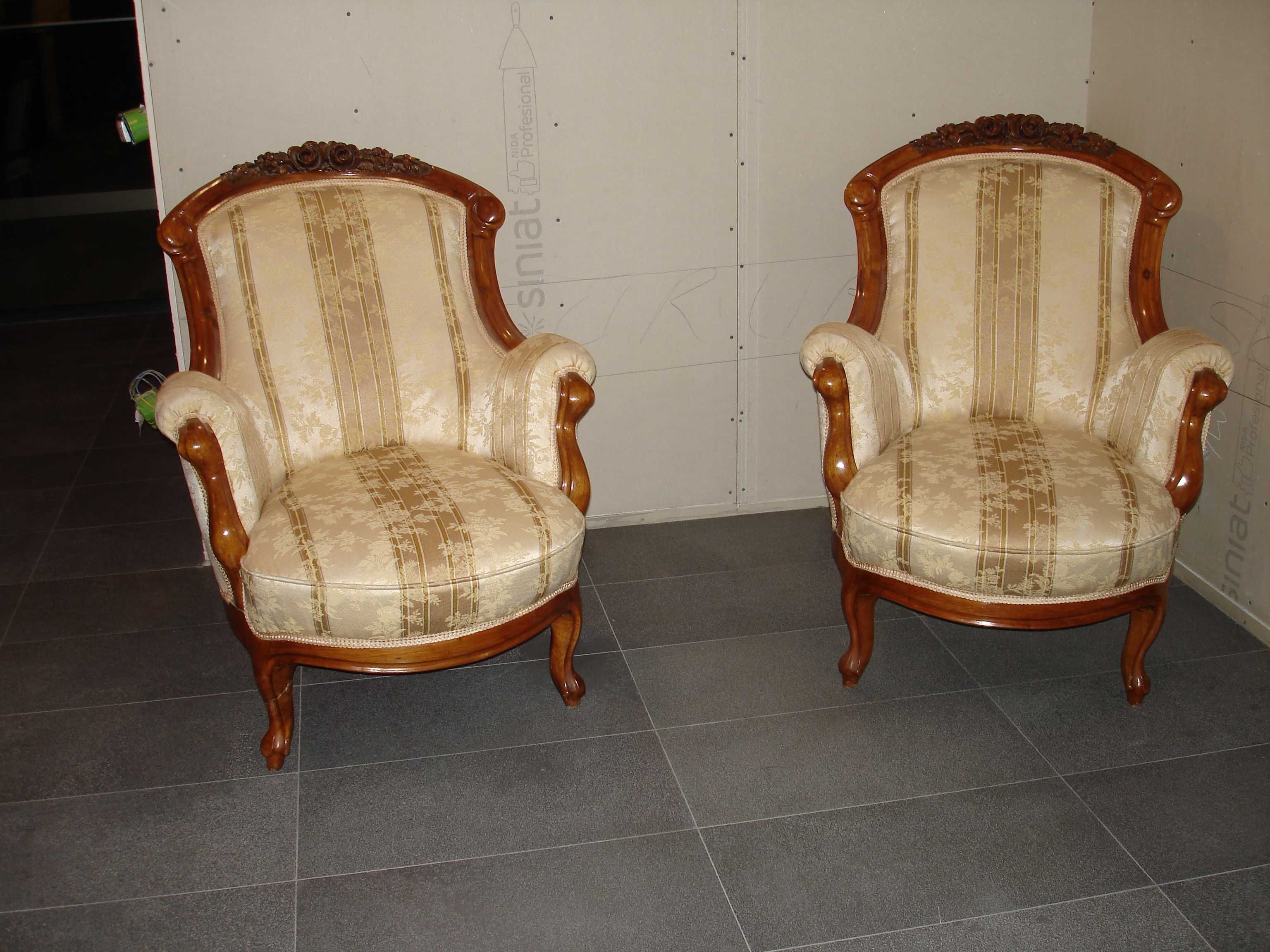2 Fotolii stil Biedermeier , lemn solid sculptat , foarte frumoase.