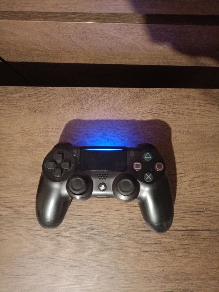 Ps4 1tb с два джойстика и 7 игри