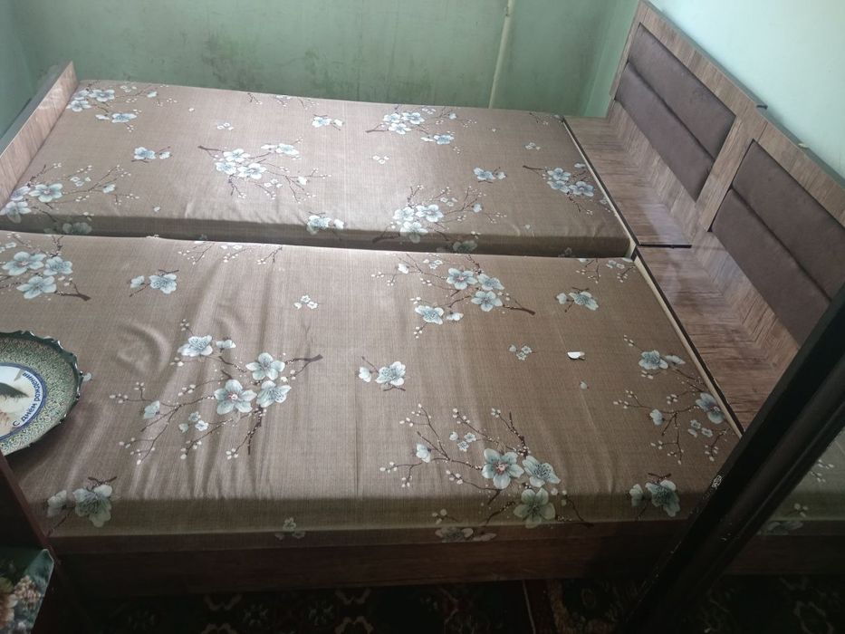 Spalni divan sotiladi