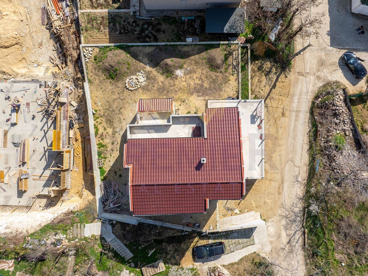 Продава се Къща в Варна, м-т Кочмар - 419 кв.м за 1003 €/кв.м - Снимка #2