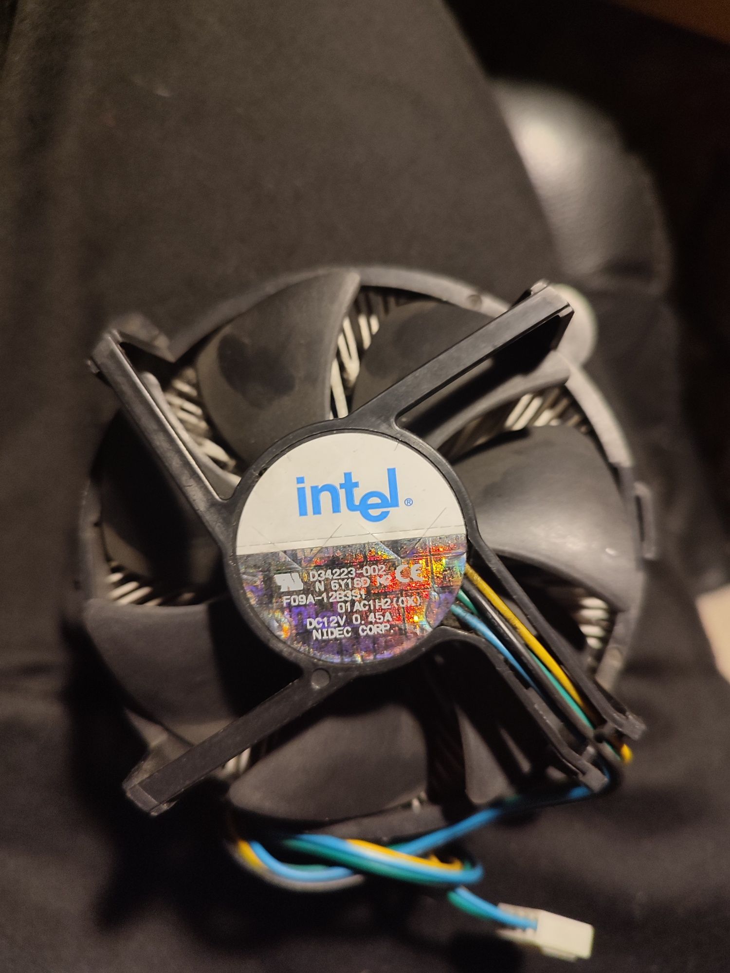 Радиатор Intel в хорошем состоянии, отдам так