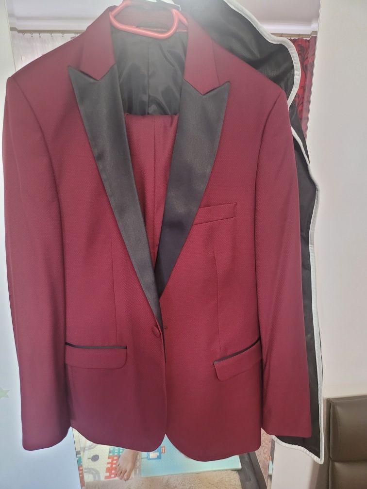 Costum elegant barbati