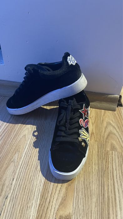 Черни велурени кецове