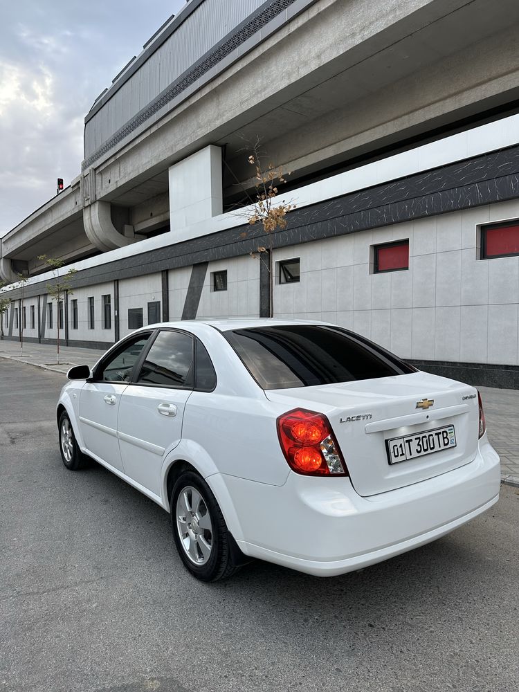 Lacetti 1.8 sotiladi srochna