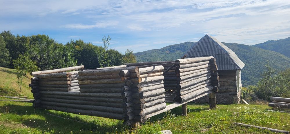 Cabanuța din lemn de brad, buștean rotund uscat,log house.