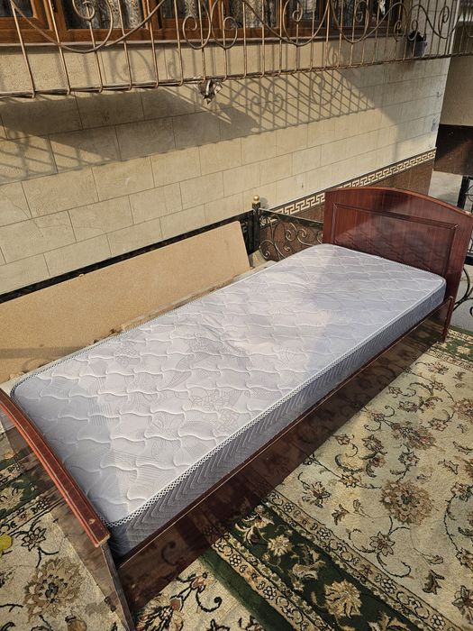 Срочно продам кроват хорошем состоянии матрас ортопедский.