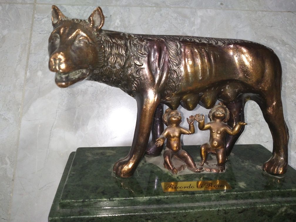 Статуя из Италии, римская волчица, вскормившая Ромула и Рема