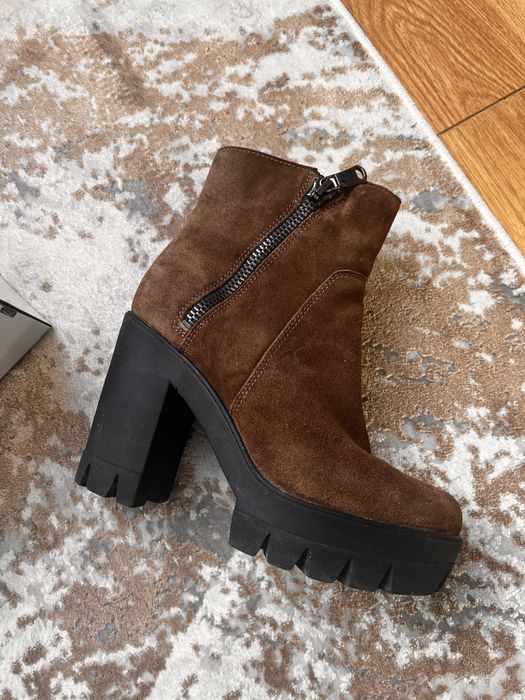 Боти от естествен велур