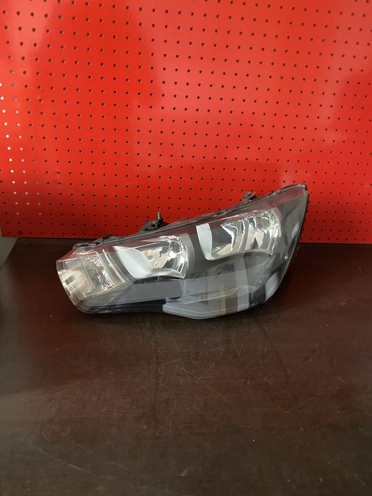 Far stanga halogen Audi A1 an 2010-2015