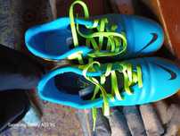 Adidas sala Nike aproape noi
