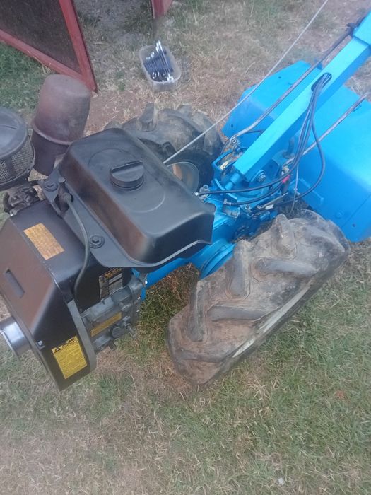Doua motocultoare unul agria ,altul bcs705.