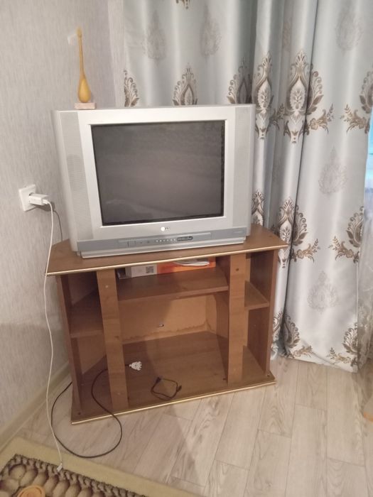 Продам телевизор с тумбочкой