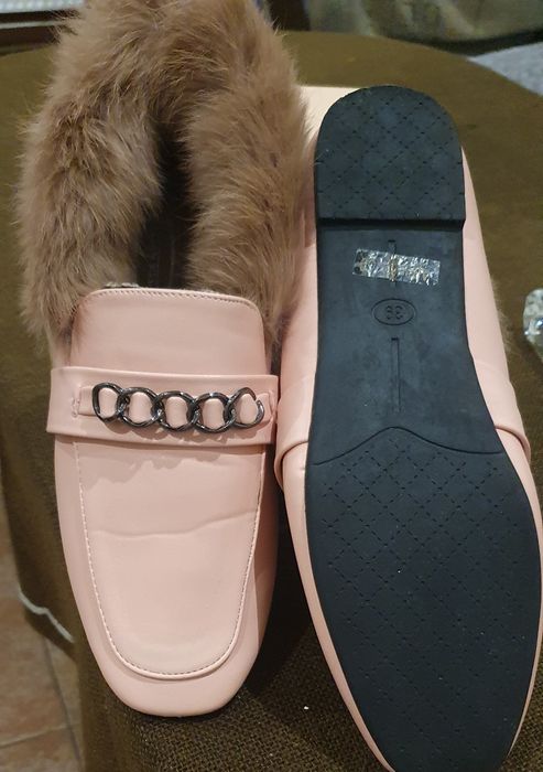 Нови модерни обувки