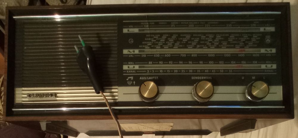 Vând/Schimb radio Grundig.Bârâie,buton posturi defect,arată ca în foto