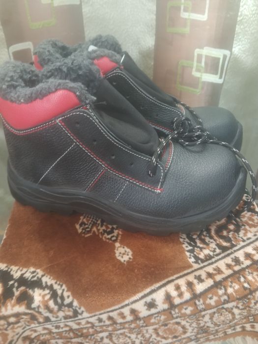 Продаю рабочие ботинки, зимние 40 размера.