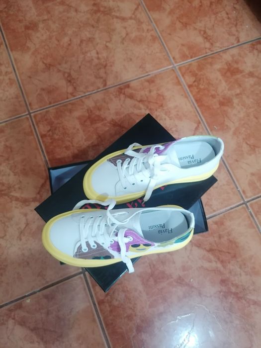 Vând adidași (teniși) din piele