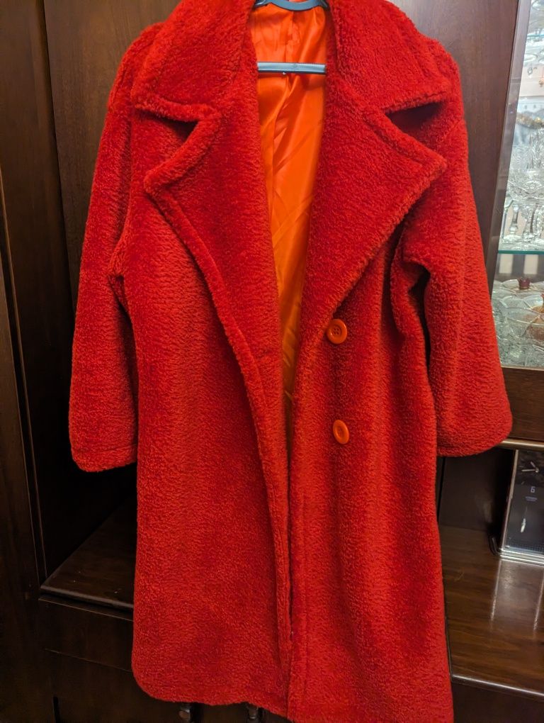Продам красивое яркое пальто оверсайз
