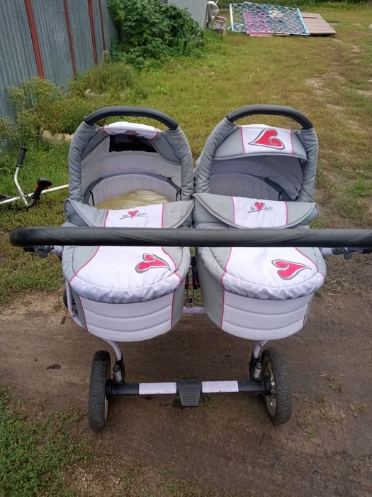 Продам коляску для двойняшек