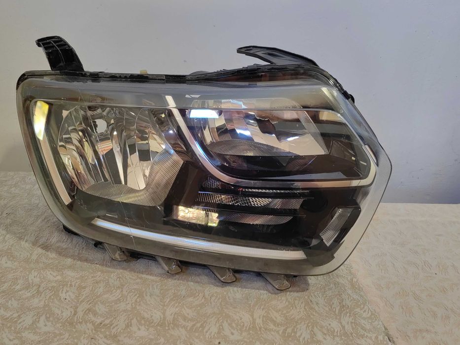 Фар Dacia Duster LED десен / Фар Дачиа Дъстър Оригинални