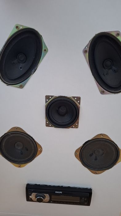 Radio cu boxe in carcasa