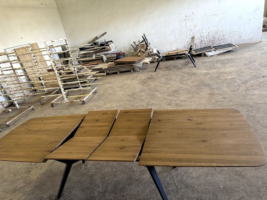 Трапезарна дъбова маса от масив разтегателна