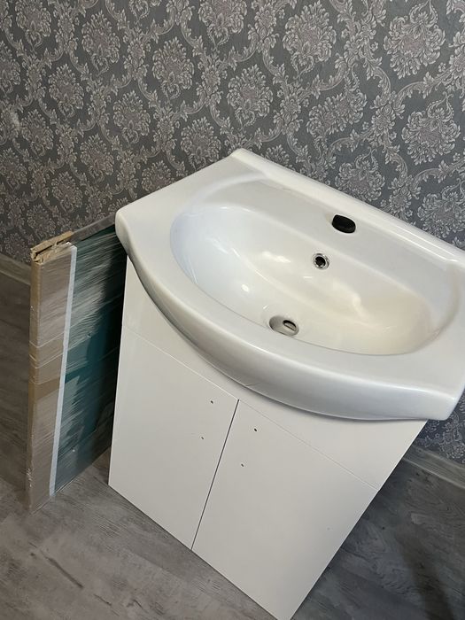 Mobilier de baie + lavoar + oglinda