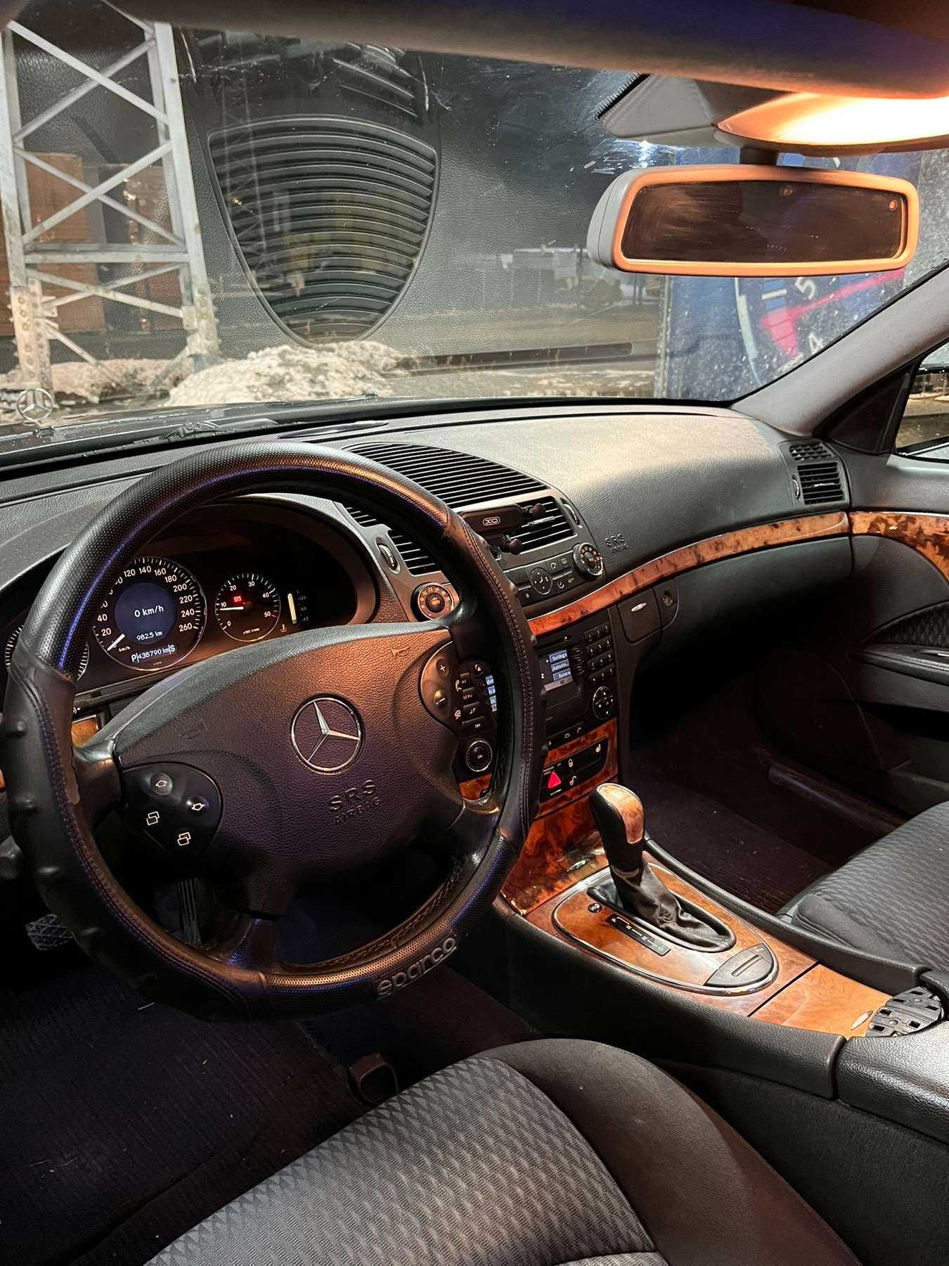 Mercedes-BENZ W211