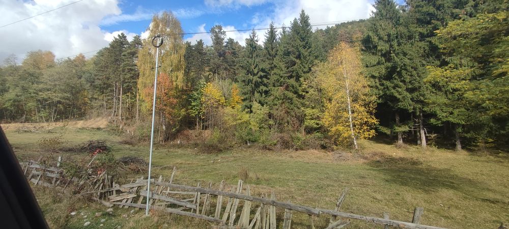 Teren INTRAVILAN la drum asfaltat, la poalele muntelui, electricitate