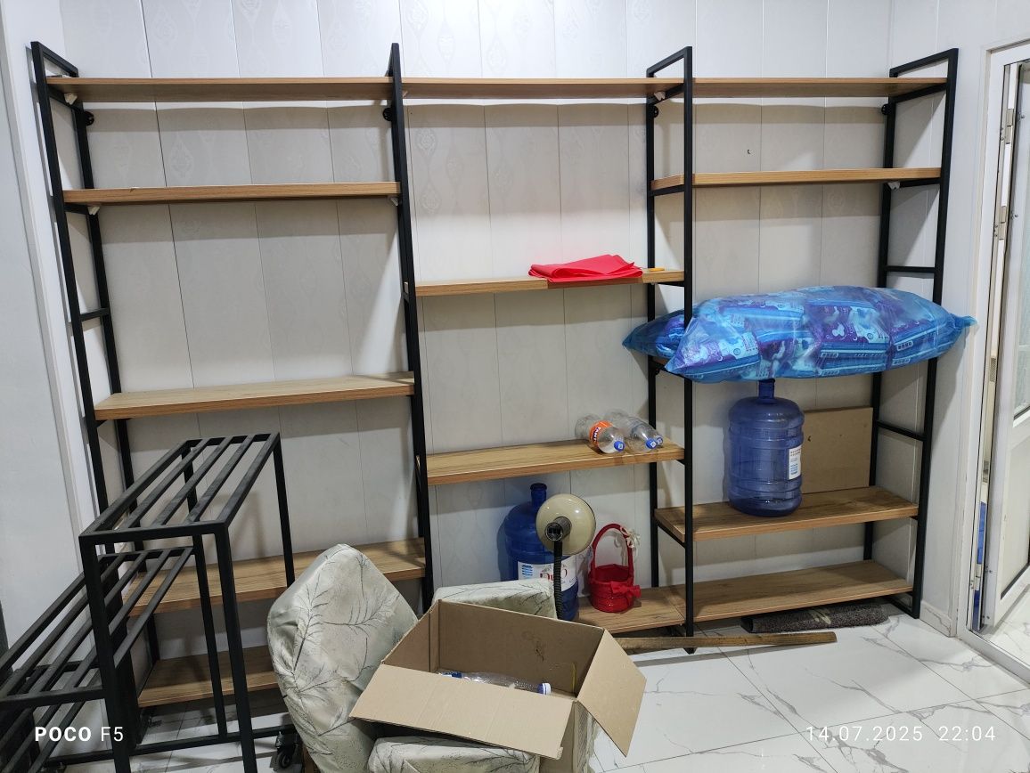 Dòkon uchun Loft dizayndagi polkalar va gullar uchun podstavkalar.