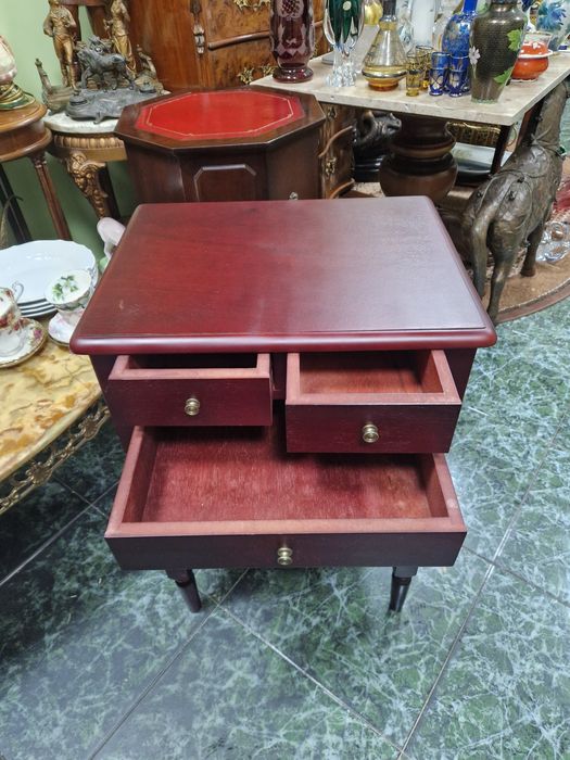 Прекрасна антикварна английска конзолна масичка