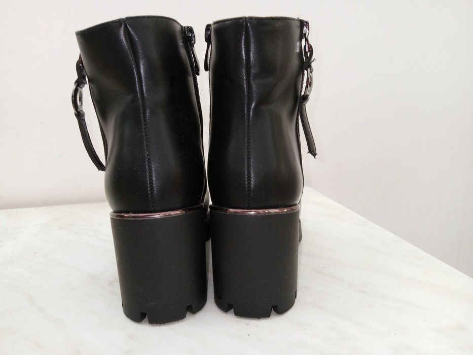 Ежедневни топли боти на символична цена